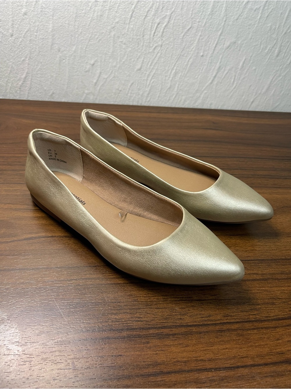 Amazon  Essentials Gold Metalic Flats Womens Size 7